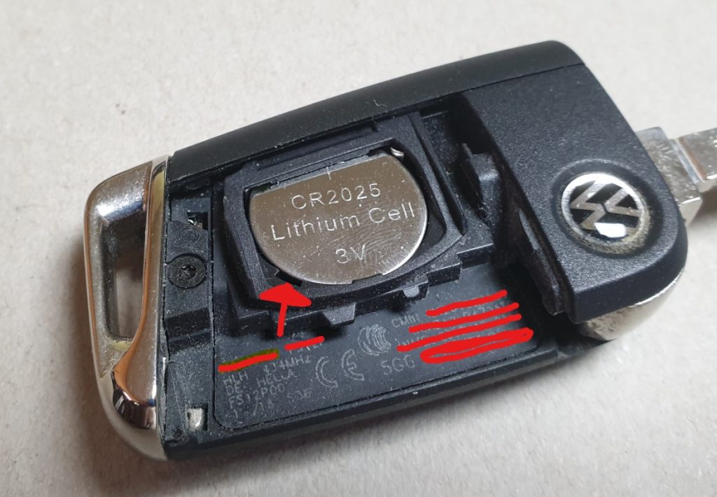 Eine CR2025 ist als Batterie in dem VW-Schluessel