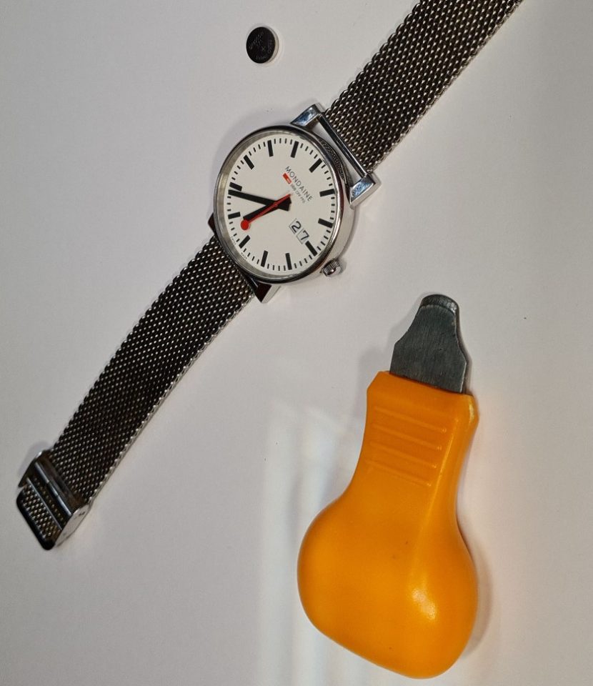 Uhr Batterie wechseln bei einer Mondaine KH EDV SYSTEME